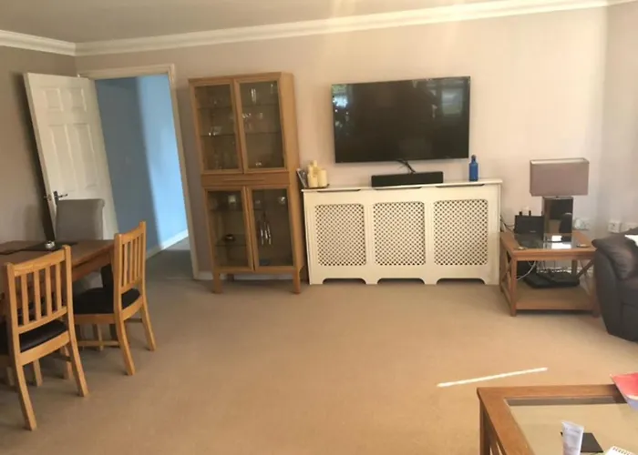 Captivating Apartment In Copthorne Near Gatwick