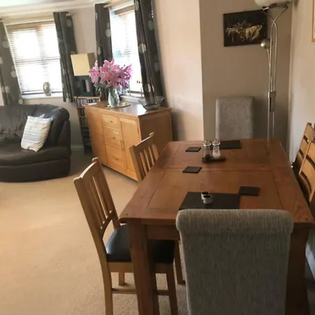 Captivating Apartment In Copthorne Near Gatwick Exterior photo