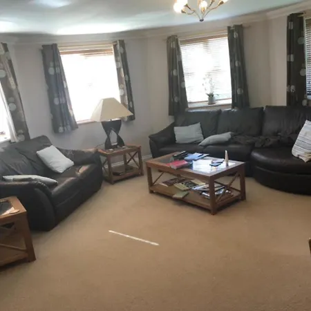 Captivating Apartment In Copthorne Near Gatwick Exterior photo